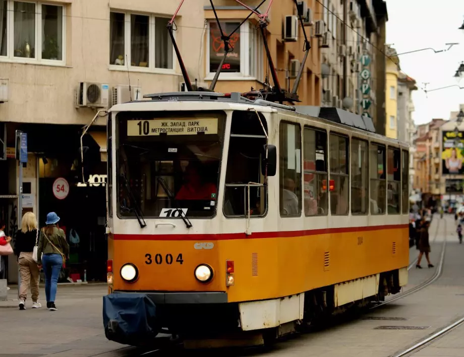 Работещите в градския транспорт на София обявиха протест