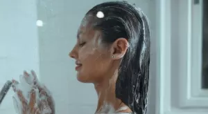 Двойно измиване: Тайната за красива коса с обем 