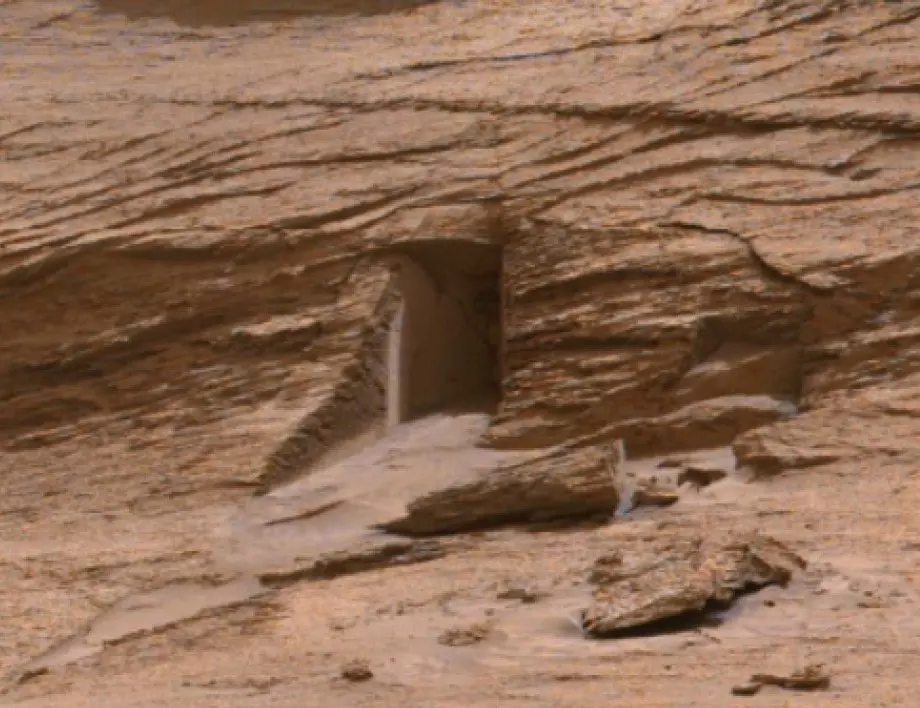 Марсоходът "Кюриосити" засне "вход към марсианско подземие"