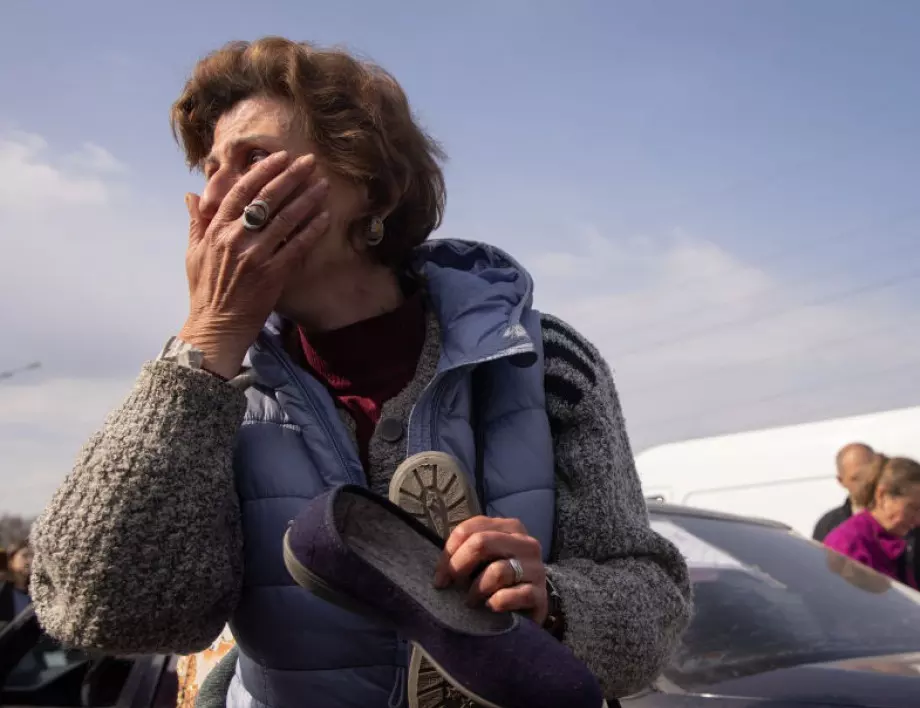 Без водоснабдяване и канализация и с епидемии: Мариупол е върнат в Средновековието (СНИМКИ)