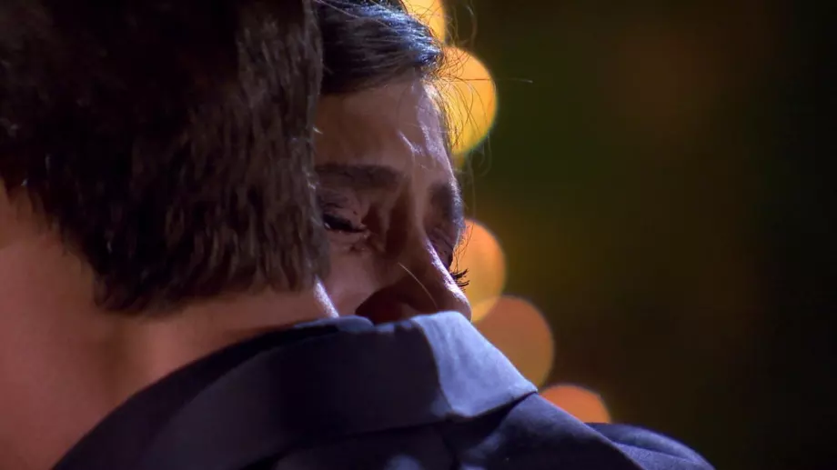 Коя дама напусна 