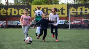 Дами канят на благотворителен турнир по футбол 