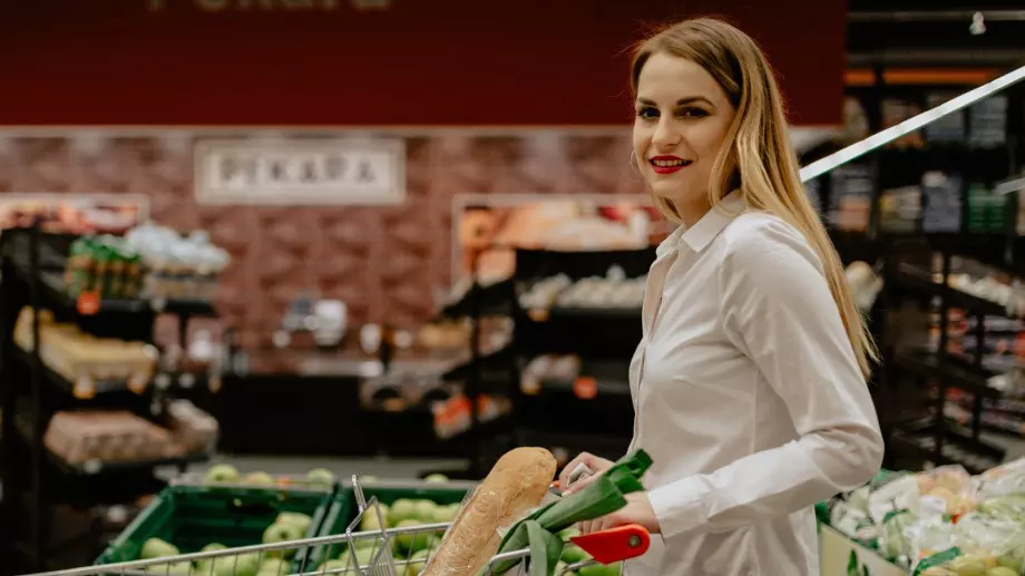 Женски виц за 8 януари 2024: Една блондинка влиза в магазина