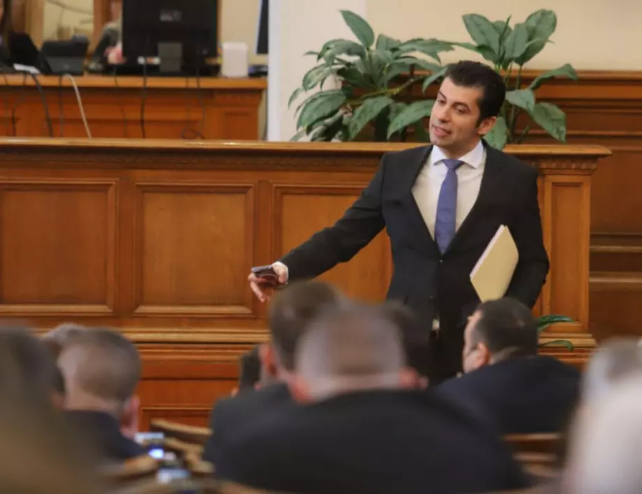 "Аз ще ви оправя": Кирил Петков и ДПС ще се изправят един срещу друг на парламентарния контрол 