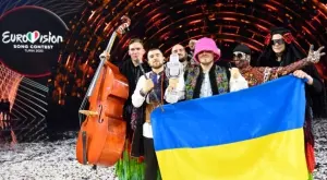 Победителите от Евровизия 2022 продадоха трофея си в помощ на Украйна