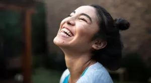 Виц за деня: Внук споделя тайна на баба си