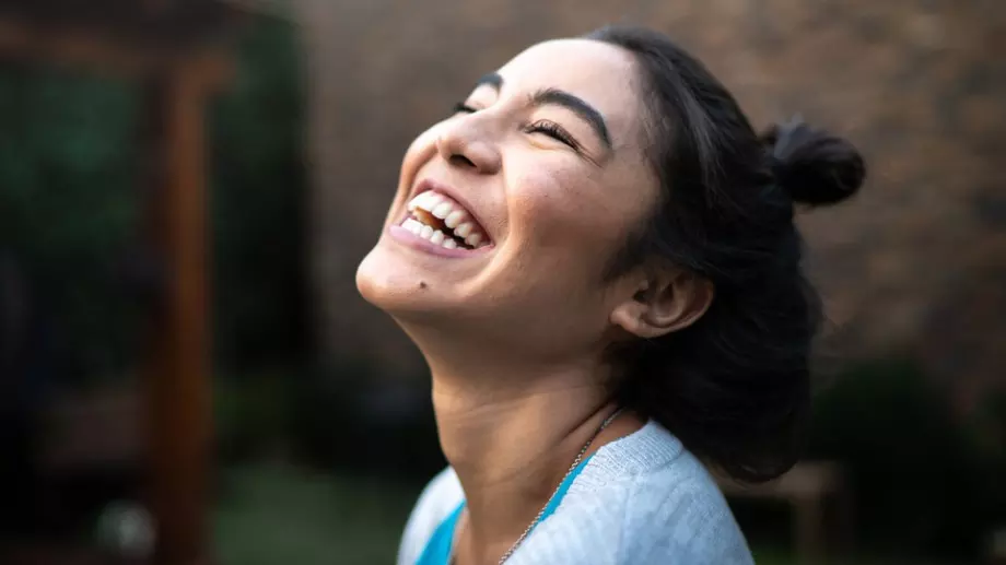 Виц за деня: Внук споделя тайна на баба си