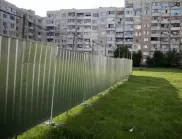 Наистина ли инвеститор сложи ограда с опасност от токов удар до детска площадка, за да застроява имота си? (СНИМКИ)