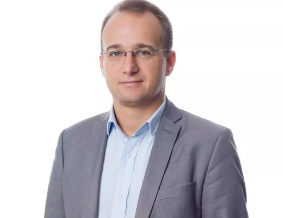 Симеон Славчев: Незабавна оставка на правителството на Кирил Петков 