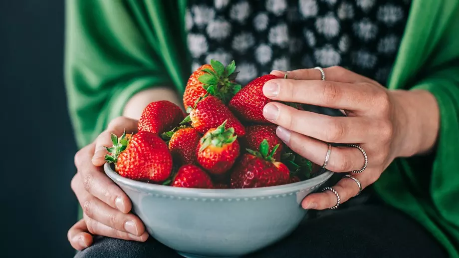 С този трик ще изкарате всички пестициди и буболечки от ягодите (ВИДЕО)