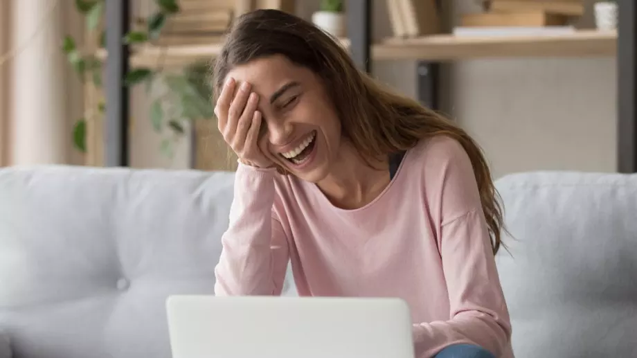 Виц за днес: Моше и Аврам стоят пред католическа църква