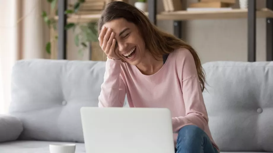 Виц за добър вечер: Свещеник в оръжеен магазин