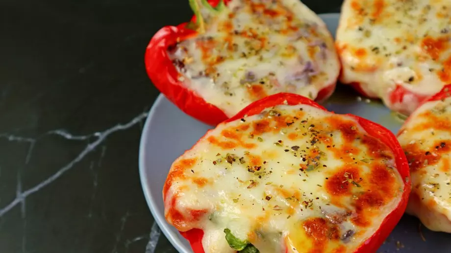 Запечени пълнени чушки с гъби и майонеза