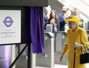 Kралица Елизабет II откри линия на свое име в метрото в Лондон