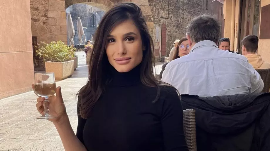 Алекс Гърдева хипнотизира клиенти с опиати? (СНИМКИ)