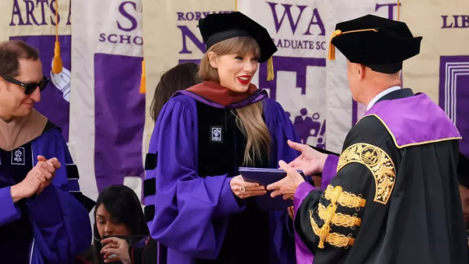 Тейлър Суифт получи почетна докторска степен от Нюйоркския университет 