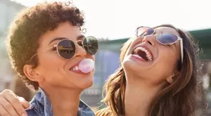 Вечерен виц: Младо момиче живее с баба си, но крие, че е проститутка