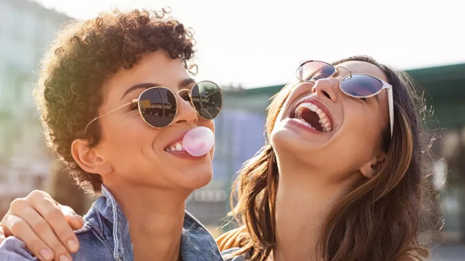 Вечерен виц: Учителка се обажда на ученик