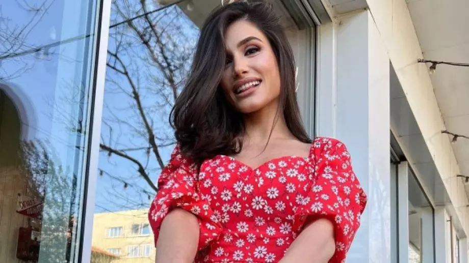 Александра влиза при Евгени в 