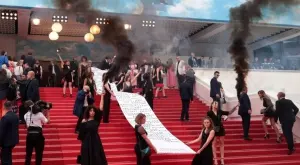 Феминистки протест превзе Фестивала в Кан (ВИДЕО)