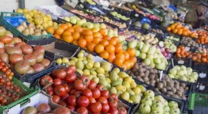 Виц на деня: Мъж пазарува плодове и зеленчуци