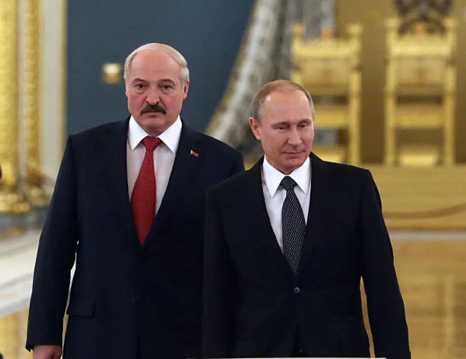 Лукашенко подготвя администрацията за война: Всички мъже трябва да хванат оръжие, ако се наложи