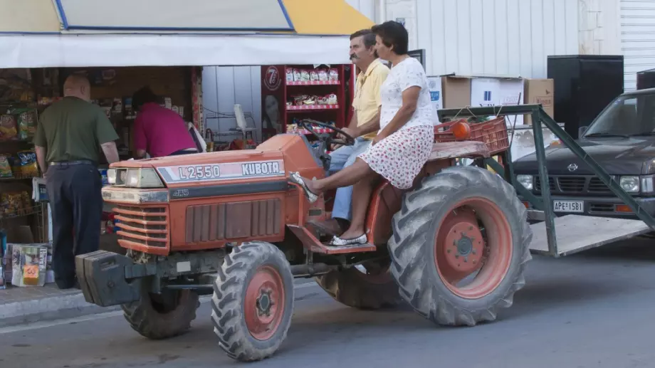 Гръцки фермери внасят фураж от България, за да се справят с кризата
