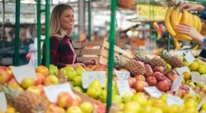 Женски виц за 6 ноември 2023: Една блондинка се мотае из зеленчуковия пазар