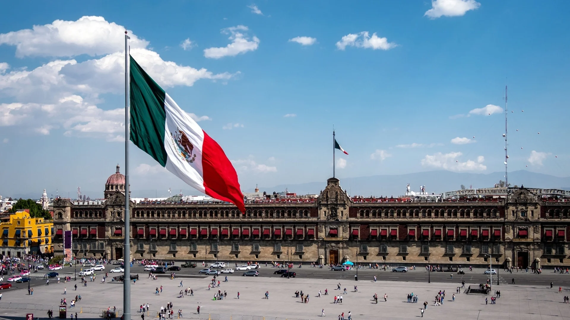 Протестиращи разбиха вратата на президентския дворец в Мексико (ВИДЕО)