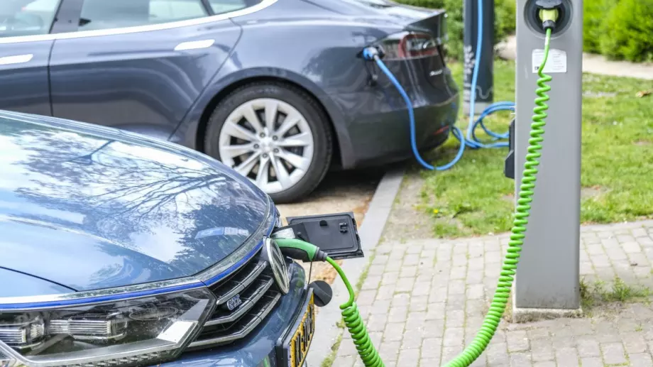 Крачка назад: Швейцария забранява електромобилите заради недостига на електроенергия