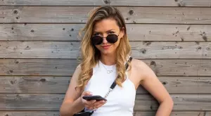 Хората прекарват повече време на телефона, отколкото в сън