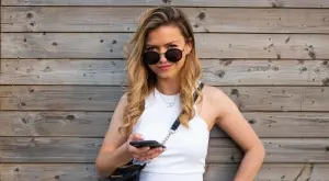 Виц за деня: Жена звъни на мъжа си, който играе карти