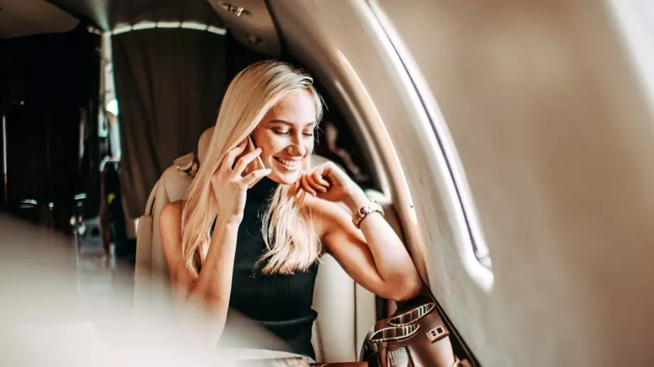 Виц за днес: Блондинка в самолет