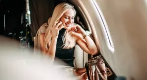 Виц на деня: Блондинка в Космоса с две кучета