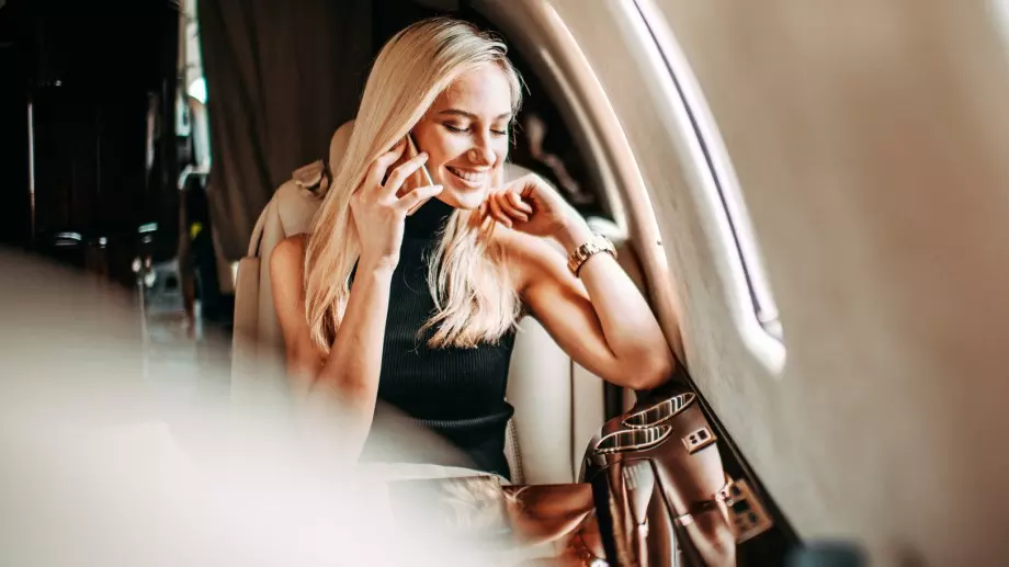 Виц на деня: Блондинка в Космоса с две кучета