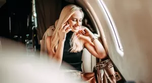 Виц за днес: Блондинка пътувала в малък самолет