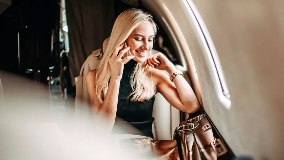 Виц за днес: Блондинка пътувала в малък самолет