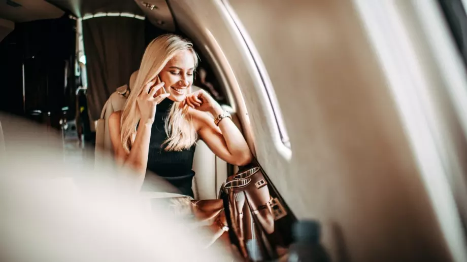 Вечерен виц: Блондинка се качва в самолет