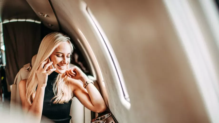 Виц на деня: Българин заговаря секси мацка в самолет