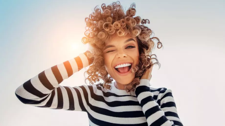 Виц за добро утро: Влиза младеж в църква