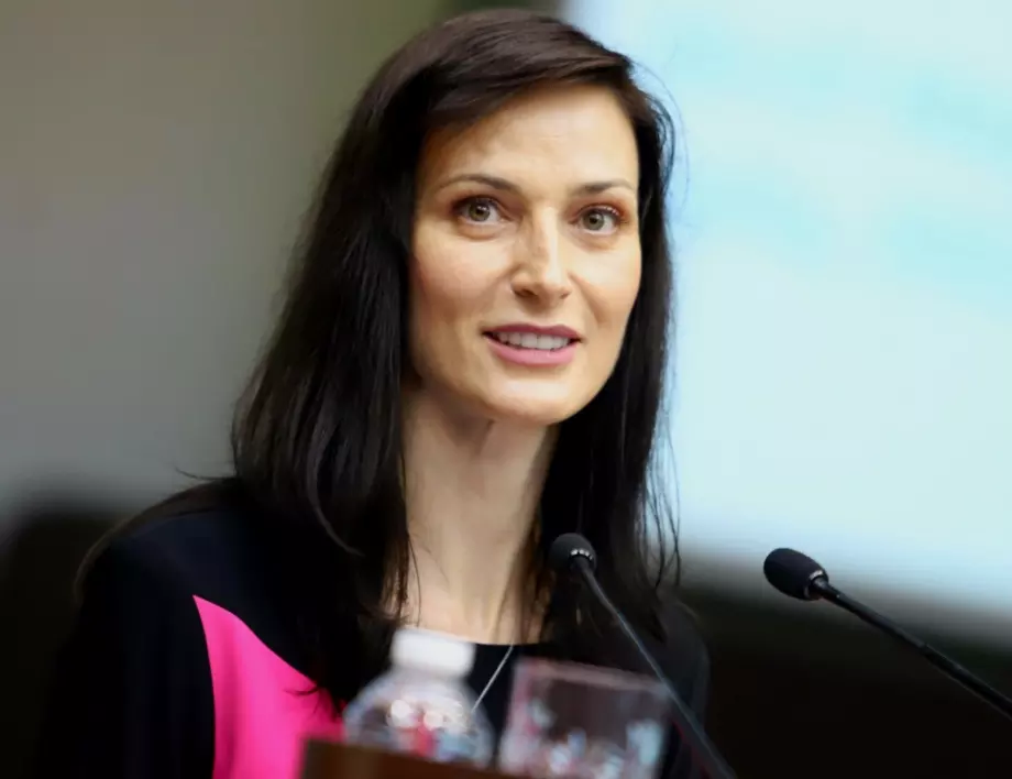 Мария Габриел: Не съм защитила докторантура