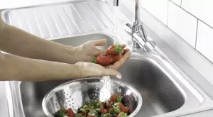 Точно така НЕ трябва да миете ягодите