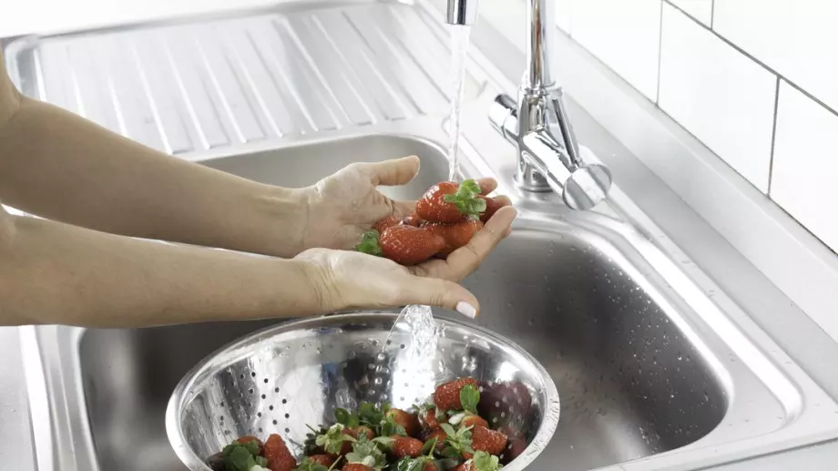 Точно така НЕ трябва да миете ягодите