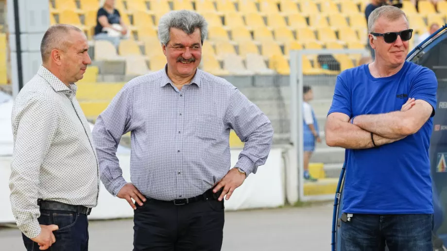 Нов собственик прави Сираков "Почетен президент", а на Мъри предлага договор