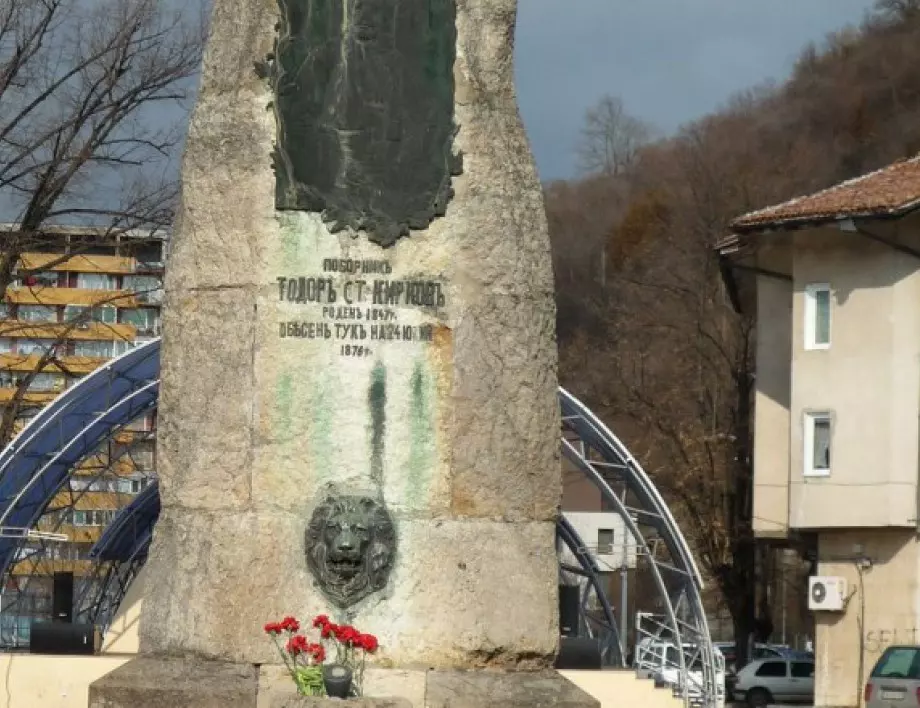 Община Ловеч ще отбележи 2 юни с поднасяне на венци и цветя пред паметни места