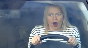 Виц на деня: Блондинка зад волана