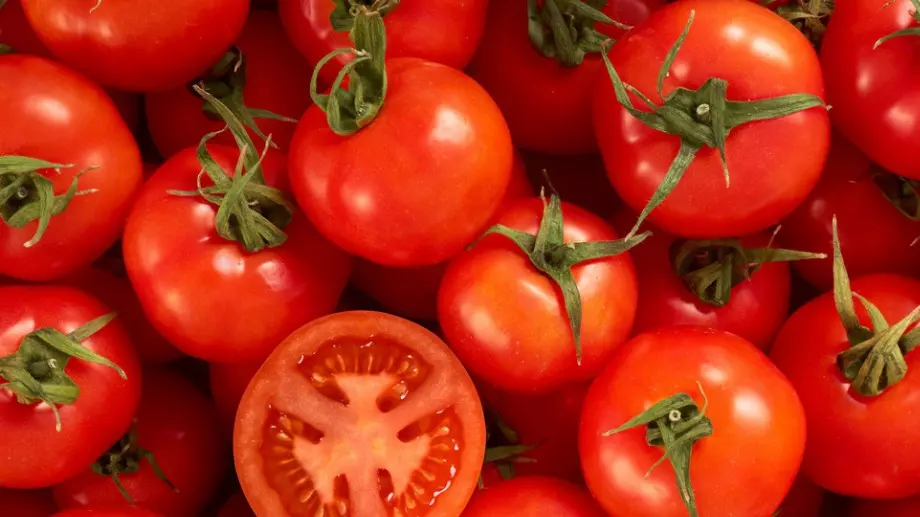 Стотици милиони индийци спряха да купуват домати. Защо?