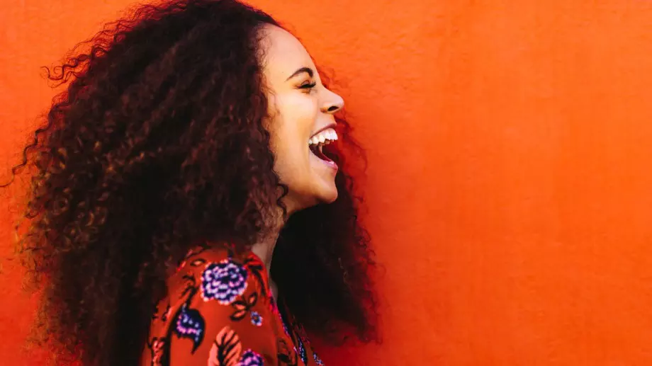 Виц за днес: Полугол мъж паднал от прозорец