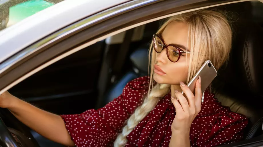 Женски виц за 23 януари 2024: Блондинки минават покрай едно село