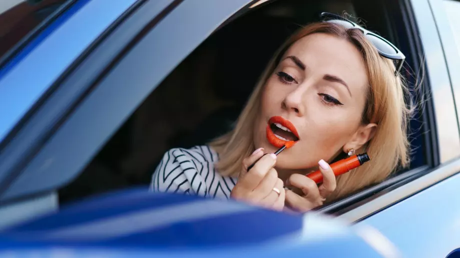 Виц за днес: Блондинка спряла на бензиностанция